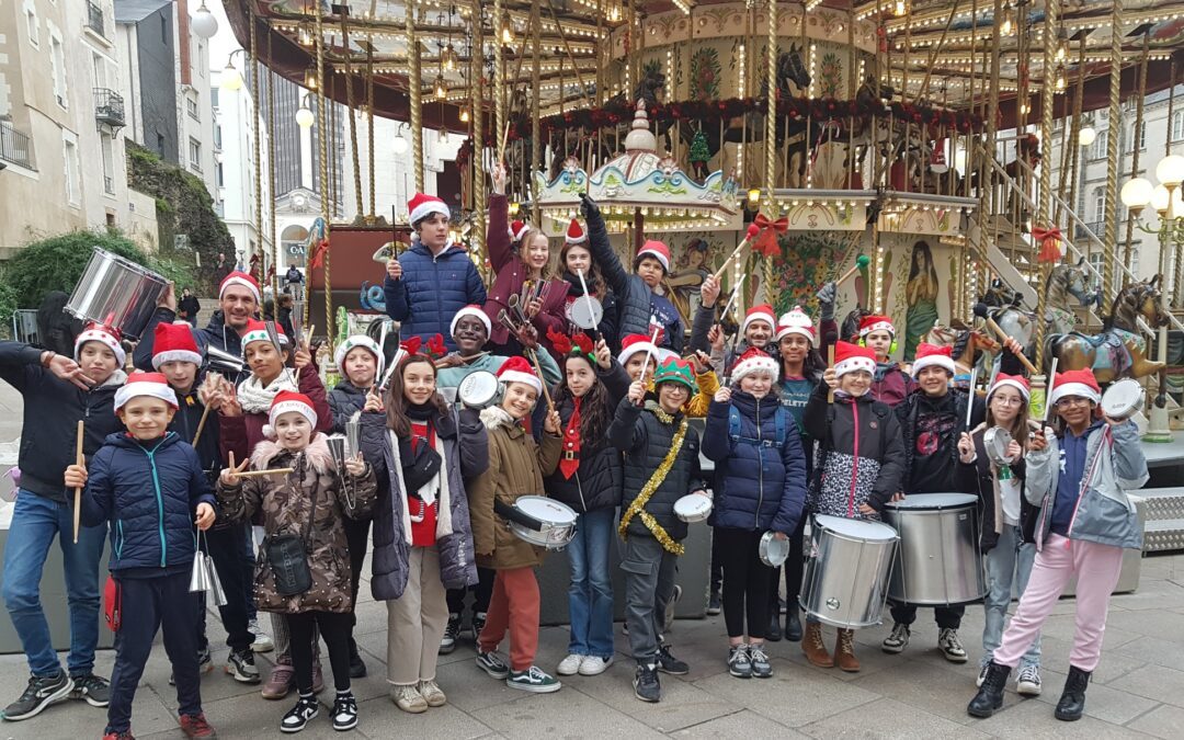 Les musiciens de la Batucada jouent sur le marché de Noël